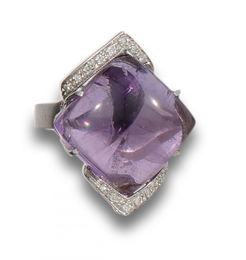 SORTIJA DE AMATISTA, DIAMANTES Y ORO BLANCO