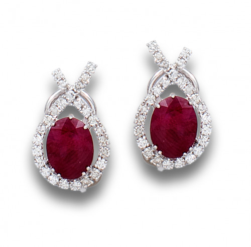 PENDIENTES DE RUBÍES Y DIAMANTES, EN ORO BLANCO