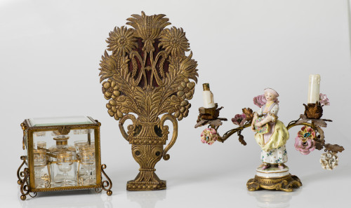 Florero de chapa recortada y calada con el anagrama de la V