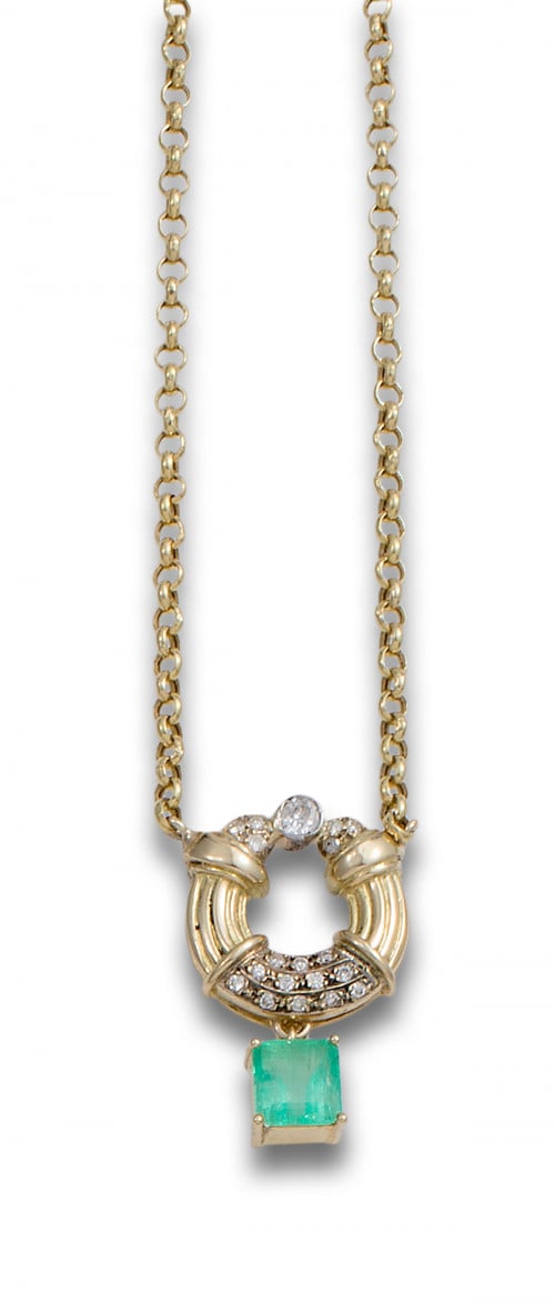 COLGANTE DE ESMERALDA Y DIAMANTES, EN ORO AMARILLO