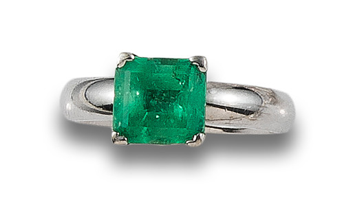 EMERALD SOLITAIRE IN YOUR SIZE, IN WHITE GOLD