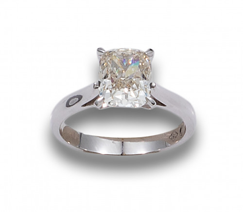 SORTIJA CON DIAMANTE TALLA COJÍN DE 3.10 CT.