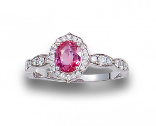 SORTIJA ROSETA DE ZAFIRO ROSA, DIAMANTES Y ORO BLANCO