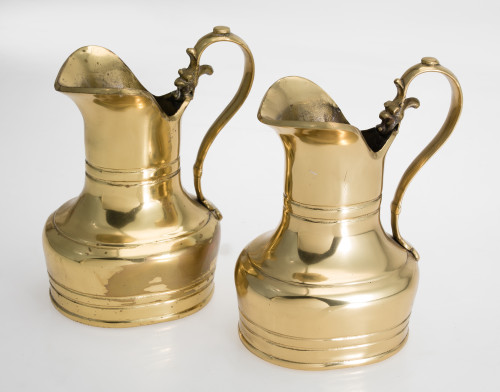 Pareja de jarras de bronce dorado, S. XX