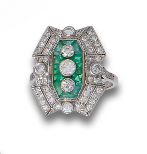 SORTIJA LANZADERA, ESTILO ART DÉCO, DE DIAMANTES, ESMERALDA