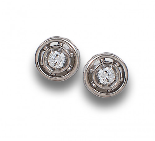 PENDIENTES DE DIAMANTES EN CHATÓN, DE ORO BLANCO