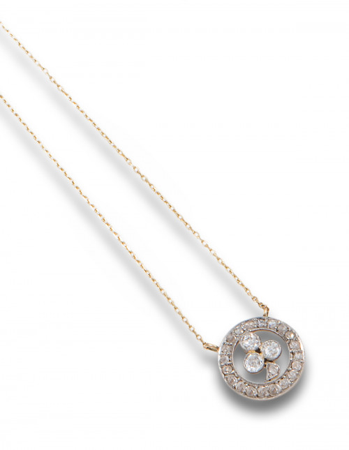 COLGANTE ROSETA DE DIAMANTES, EN ORO AMARILLO