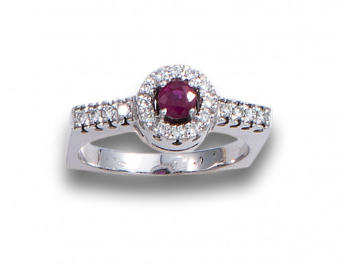 SORTIJA DE RUBÍ SINTÉTICO, DIAMANTES Y ORO BLANCO