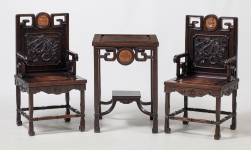 Mesa y pareja de sillas, China, S. XX