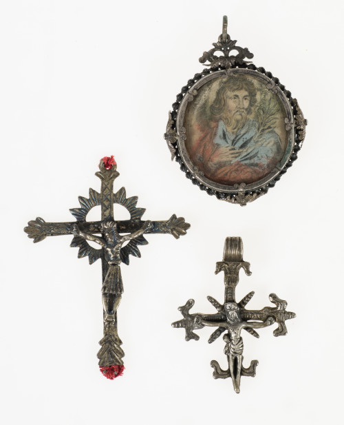 Lote de dos cruces de plata española, S. XVII