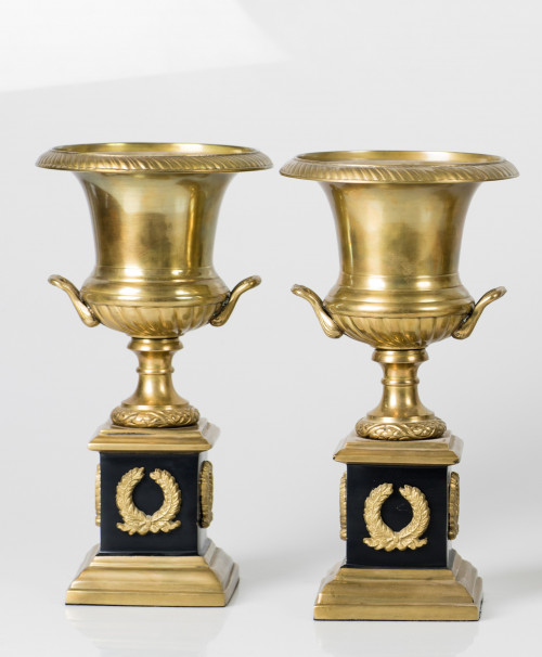 Pareja de copas Medici de metal dorado y simil de pavonado,