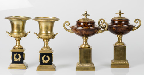 Pareja de copas Medici de metal dorado y simil de pavonado,