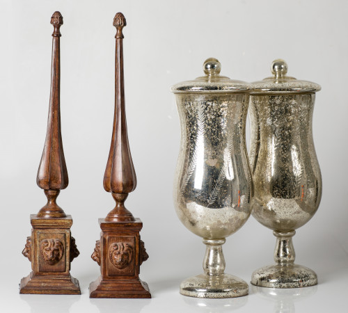 Pareja de ornamentos de metal patinado simulando hierro, S.