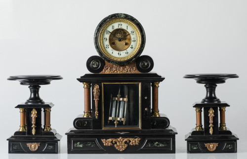 Guarnición de chimenea compuesto por reloj y pareja de copa