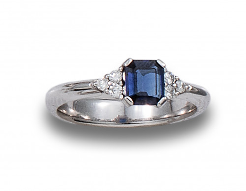 SORTIJA DE ZAFIRO, DIAMANTES Y ORO BLANCO