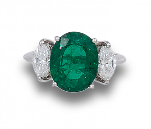 SORTIJA DE ESMERALDA DE 4.91 CT. Y DIAMANTES, EN ORO BLANCO