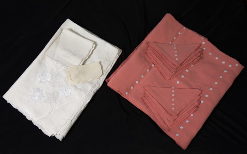 Mantel de hilo rosa con bodoques bordados en hilo blanco