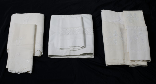 Sábana de hilo crudo con decoración de bodoques y perfil on