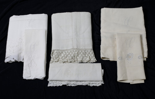 Sábana de hilo de encaje de bolillos y nombre bordado "Leon