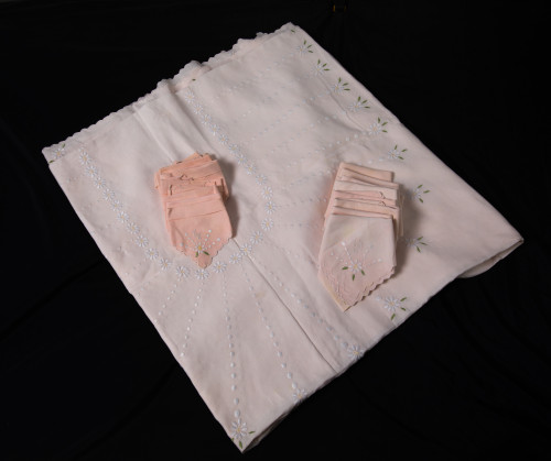 Mantel de hilo rosa con decoración bordada de margaritas e