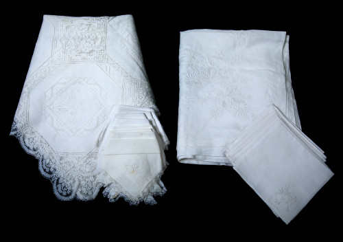 Mantel de hilo blanco bordado en su color con motivo de flo