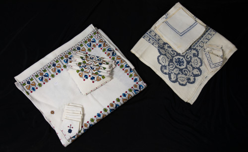 Mantel de hilo blanco con bordado de lagartera con decoraci