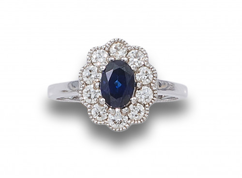 SORTIJA ROSETA DE ZAFIRO Y DIAMANTES, EN ORO BLANCO