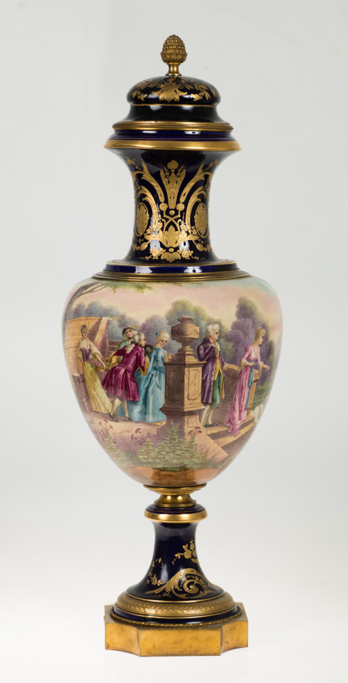 Jarrón de porcelana siguiendo modelos de Sèvres, Francia, f