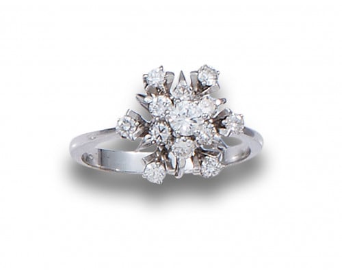 SORTIJA ROSETÓN DE DIAMANTES, EN ORO BLANCO