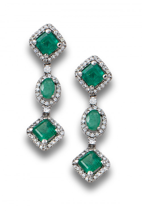 PENDIENTES LARGOS DE ESMERALDAS Y DIAMANTES, EN ORO BLANCO