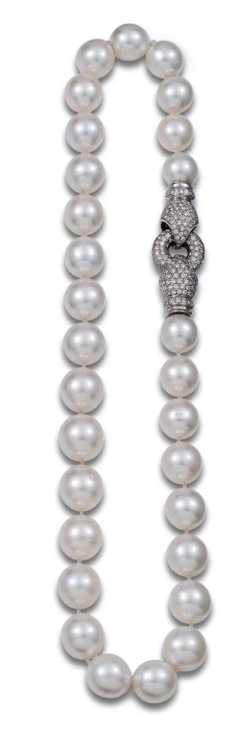 COLLAR DE PERLAS AUSTRALIANAS, BROCHE DE DIAMANTES, EN ORO 