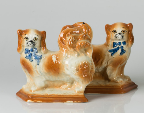 "Pareja de perros pekineses", figuras de loza esmaltada Sta