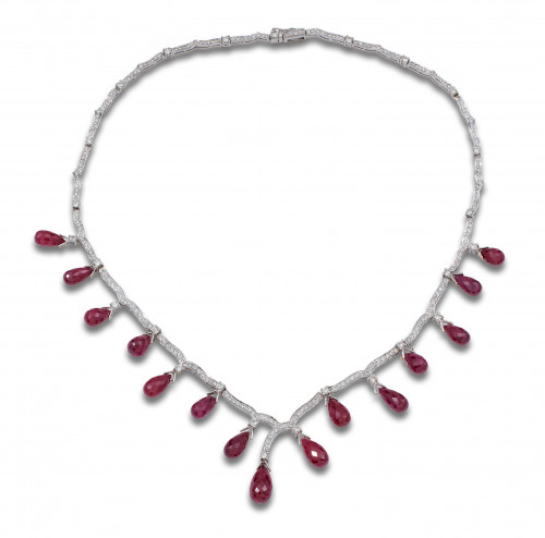 GARGANTILLA DE RUBÍES Y DIAMANTES, EN ORO BLANCO