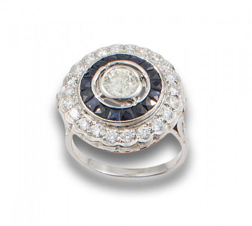 SORTIJA OJO DE PERDIZ DE DIAMANTES, ZAFIROS Y PLATINO