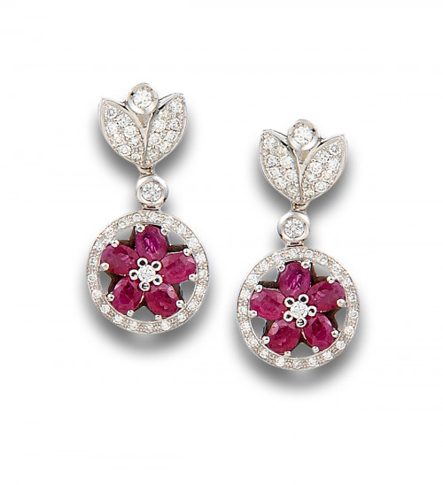 PENDIENTES DISEÑO FLORAL DE RUBÍES Y DIAMANTES, EN ORO BLAN