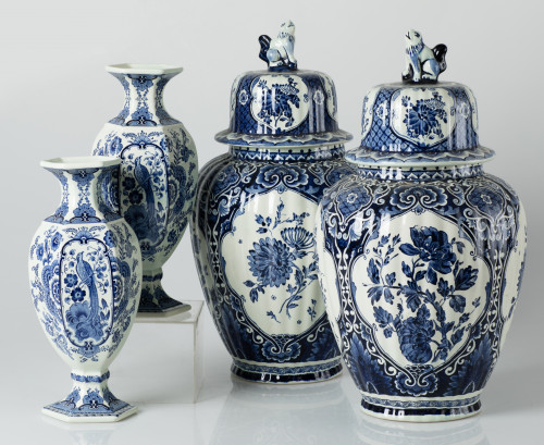 Pareja de jarrones de loza estampada, manufactura Boch, Del