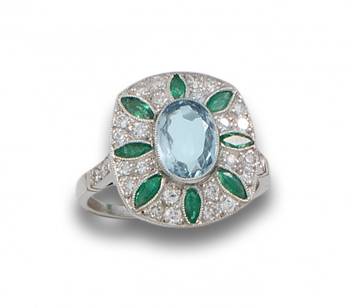 SORTIJA, ESTILO ART DÉCO, DE AGUAMARINA, ESMERALDAS Y DIAMA