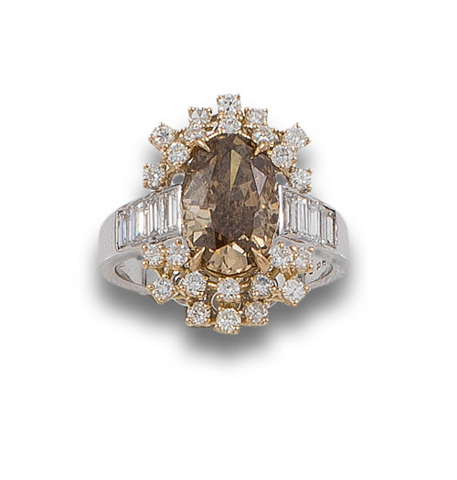 SORTIJA ROSETÓN DE DIAMANTE FANCY DE 4.64 CT. Y DIAMANTES I