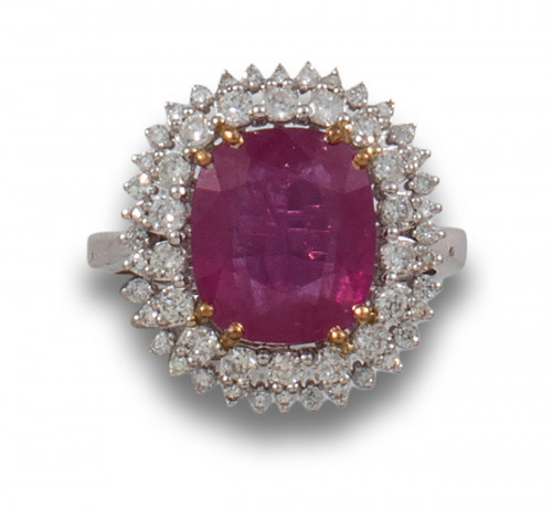 SORTIJA ROSETÓN DE RUBÍ Y DIAMANTES, EN ORO BLANCO