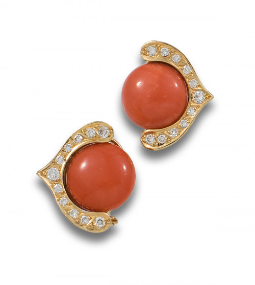 PENDIENTES DE CORAL Y DIAMANTES, EN ORO AMARILLO