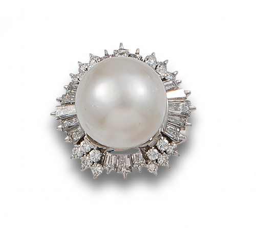 SORTIJA DE PERLA Y DIAMANTES, EN ORO BLANCO