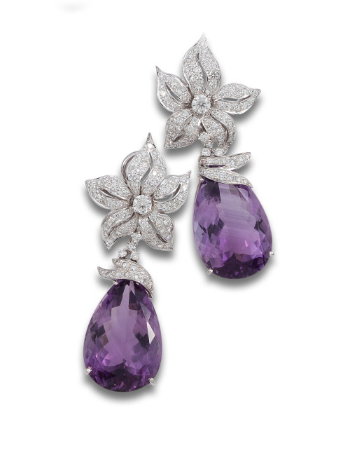 PENDIENTES FLORES DE DIAMANTES Y AMATISTAS, EN ORO BLANCO, 