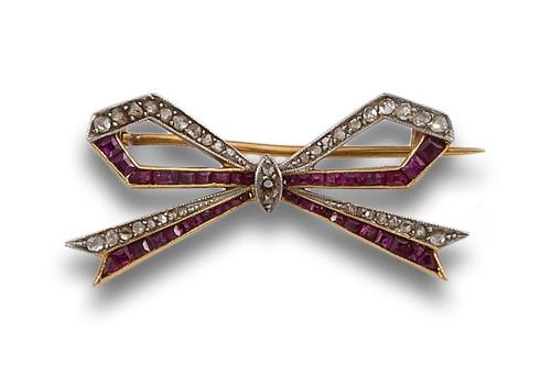 BROCHE LAZO ANTIGUO DE DIAMANTES Y RUBÍES SINTÉTICOS, EN OR