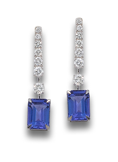 PENDIENTES LARGOS DE DIAMANTES Y TANZANITAS, EN ORO BLANCO
