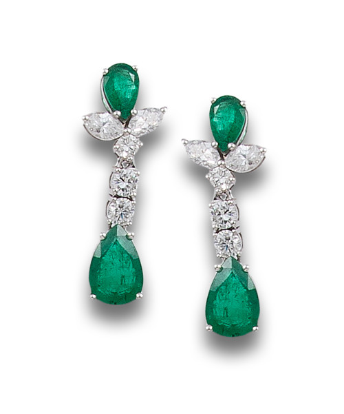 PENDIENTES LARGOS DE DIAMANTES Y ESMERALDAS, EN ORO BLANCO