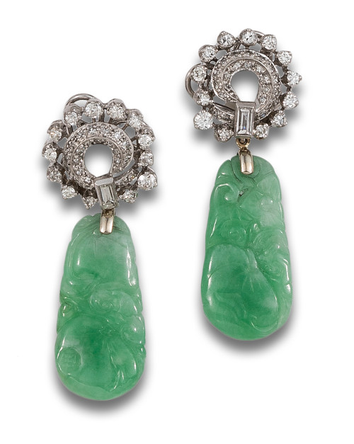 PENDIENTES LARGOS DE DIAMANTES Y JADE, EN PLATINO