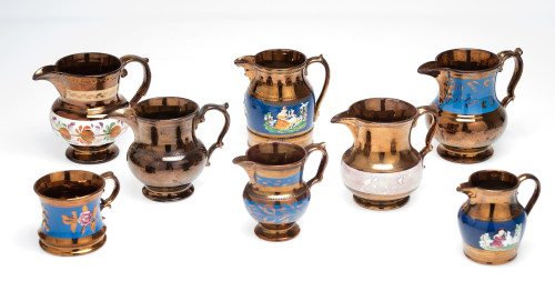 Colección de 7 jarras y una taza en cerámica de Bristol