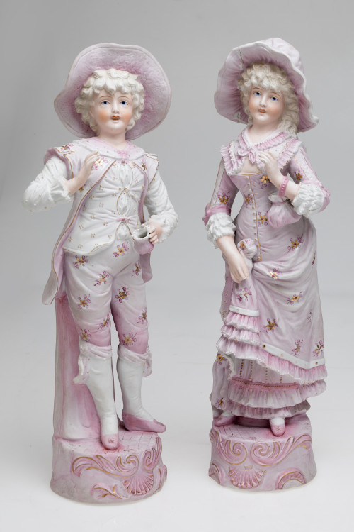 Pareja de figuras de biscuit, siguiendo modelos franceses, 