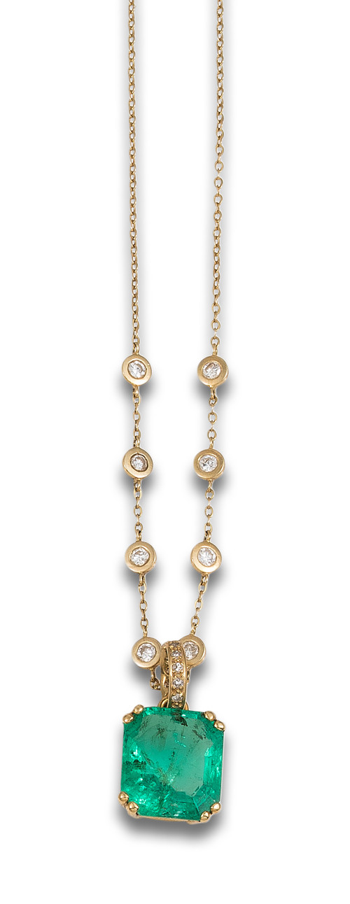 COLGANTE GREGORY CON ESMERALDA Y CADENA CON CHATONES