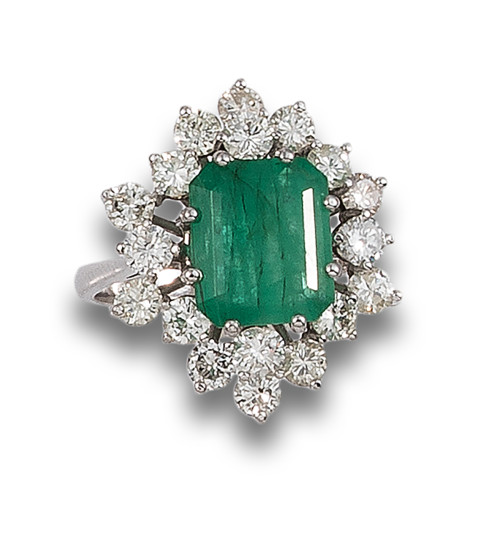 SORTIJA ROSETA DE DIAMANTES Y ESMERALDA, EN ORO BLANCO